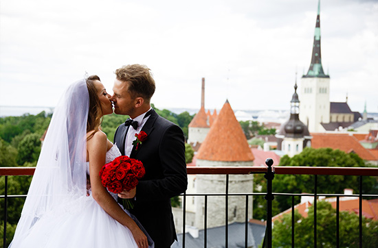 Wedding Car rental with driver or transfer by lux car Mercedes-Benz to restaurant in Tallinn